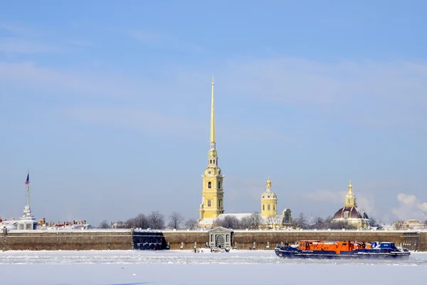 Icebreaker breaks the ice on the fairway of the Neva River at th — Stock Photo, Image