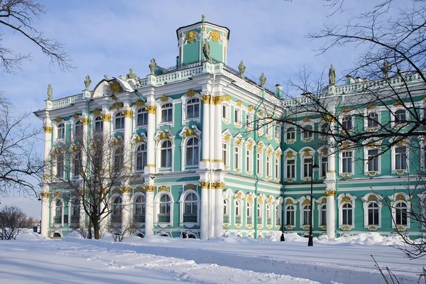 L'Ermitage, Saint-Pétersbourg. Journée ensoleillée d'hiver, neige — Photo