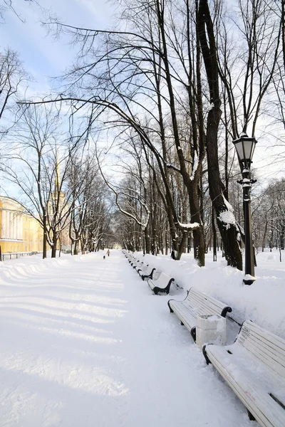 大雪覆盖的巷子里在冬天阳光明媚的日子 — 图库照片