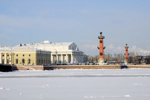 Ancienne Bourse de Saint-Pétersbourg et colonnes Rostral — Photo