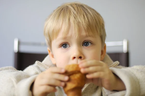 Little Boy Eating Bun Cafe — Stock Photo, Image