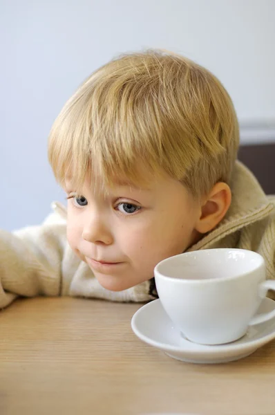 Kleiner Junge Trickst Tisch Café — Stockfoto