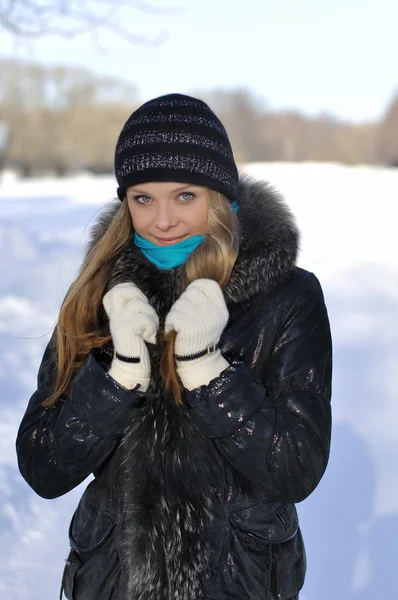 Beautiful Girl Walks Park Winter Smile — Stock Photo, Image