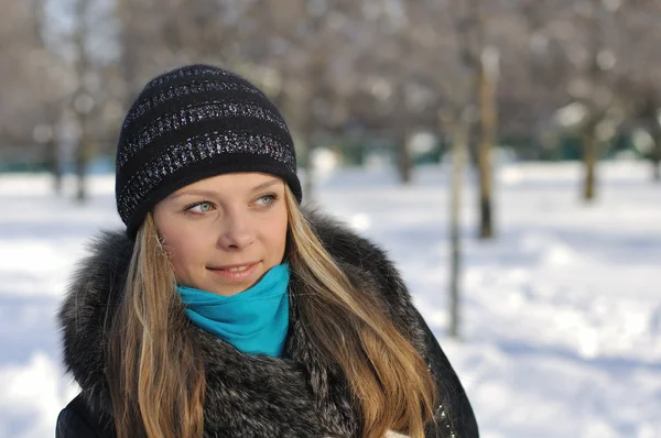 Beautiful Girl Walks Park Winter Smile — Stock Photo, Image