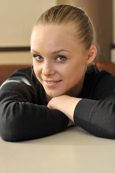 Portret van een jonge mooi meisje met blauwe ogen — Stockfoto
