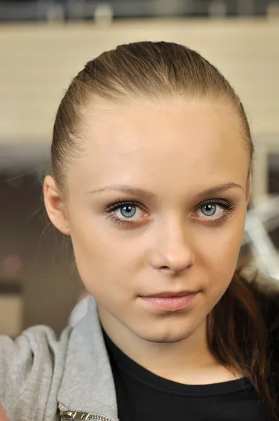 Portret van een jonge mooi meisje met blauwe ogen — Stockfoto