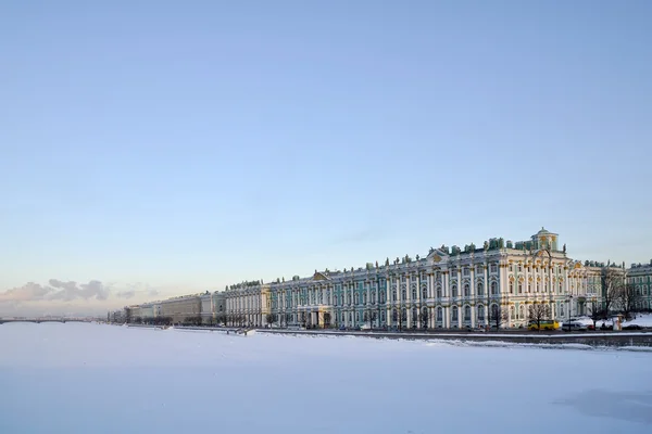 Ermita. Palacio de invierno. Río Neva congelado. San Petersburgo. Rusia —  Fotos de Stock