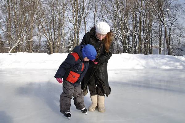 A little boy stood up for the first time on skates — Stock Photo, Image