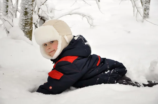Little boy playing in the snow in the park in winter — Stock Photo, Image
