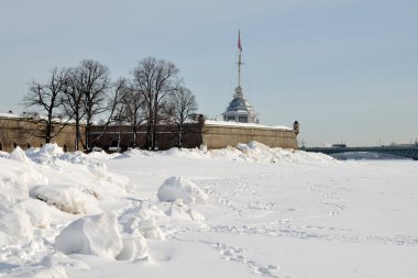 Peter ve paul fortress. neva Nehri'nin üzerinde bayrak Kulesi