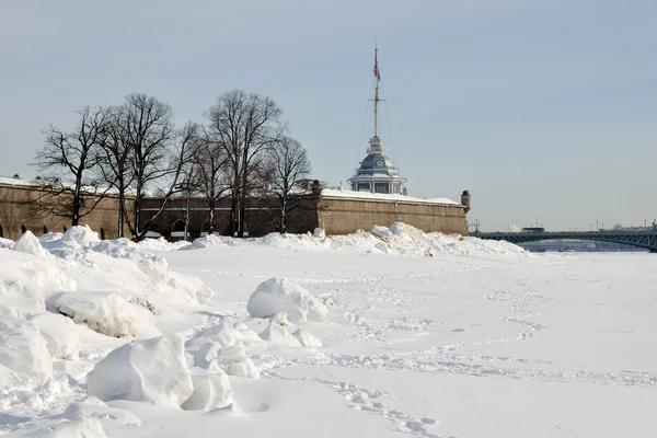 Peter e Paul Fortress. Bandeira Torre nas margens do Neva — Fotografia de Stock