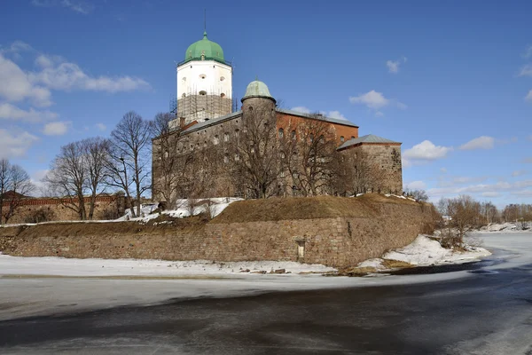 Un antiguo castillo en una isla en la ciudad de Vyborg. Rusia — Foto de Stock