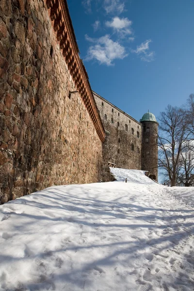 A parede de pedra da fortaleza de um castelo velho na colina — Fotografia de Stock