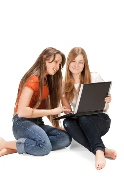 Dwa Młody Student Szczęśliwy Dziewczyna Pracy Komputerze Przenośnym Białym Tle — Zdjęcie stockowe