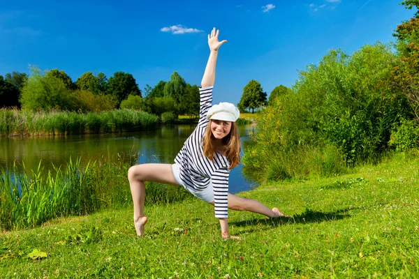 Yaz aylarında açık egzersiz genç bir kadın — Stok fotoğraf
