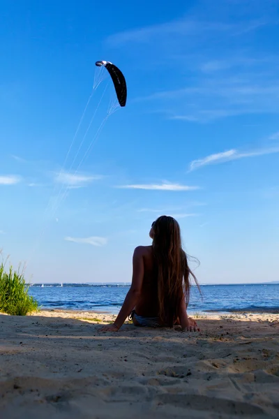 Dziewczyna leżąc na plaży — Zdjęcie stockowe