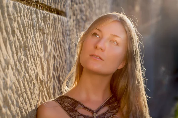 stock image Young woman outdoors at sunset