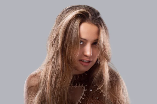 Porträt einer jungen blonden Dame — Stockfoto