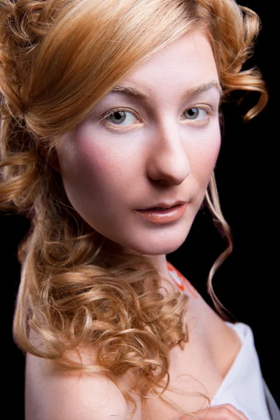 Kırmızı arka planda genç bir bayanın portresi — Stok fotoğraf