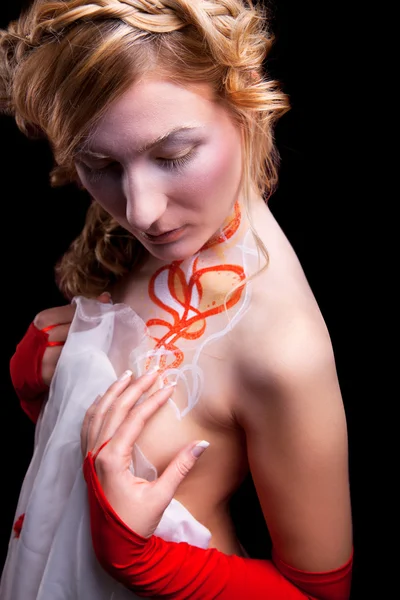 赤を背景にした若い女性の肖像 — ストック写真