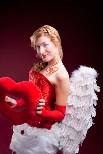 Ідеальний блондинка ангел з червоним серцем — стокове фото