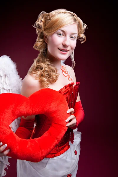 Перфектный блондин-ангел с красным сердцем — стоковое фото