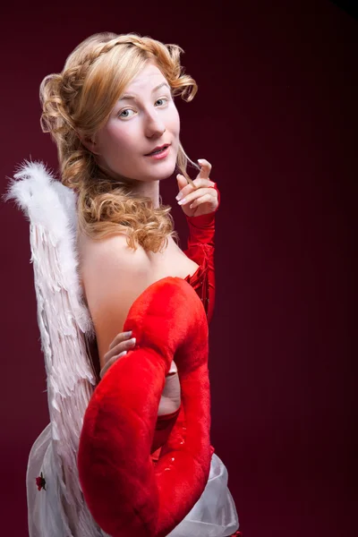 赤の心で完璧な金髪の天使 — ストック写真