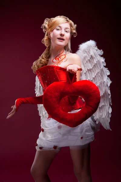 赤の心で完璧な金髪の天使 — ストック写真