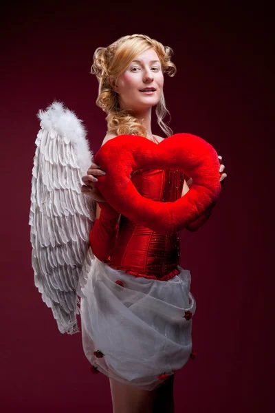 Kırmızı kalpli mükemmel sarışın melek — Stok fotoğraf