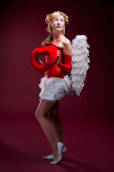 Perfekter blonder Engel mit rotem Herz — Stockfoto