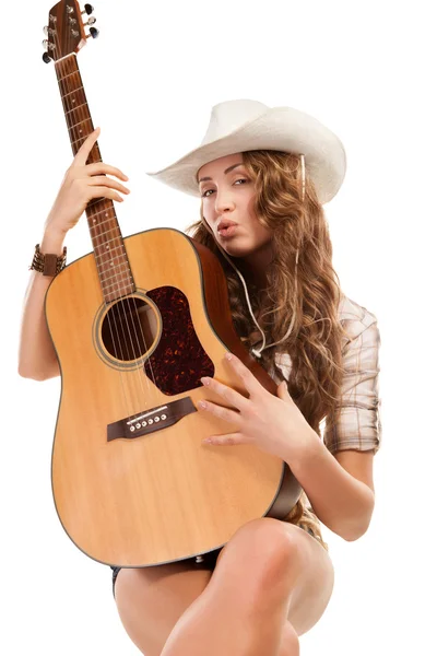 Kovboy şapkalı akustik gitar sesy cowgirl — Stok fotoğraf