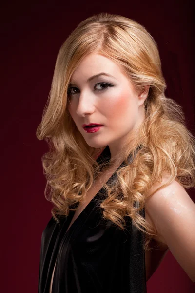 Perfekt blondin i en svart klänning — Stockfoto