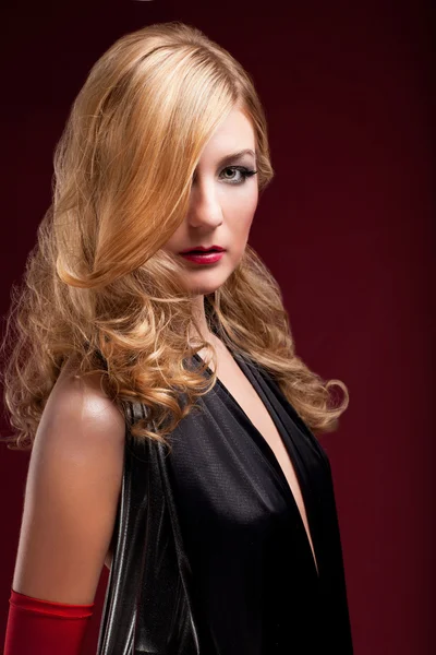Perfecte blonde in een zwarte jurk — Stockfoto