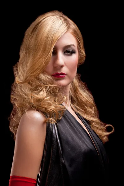 Perfecte blonde in een zwarte jurk — Stockfoto