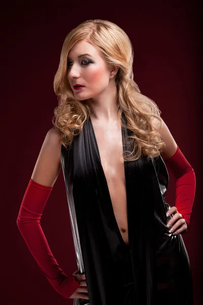 Doskonały blondynka w czarnej sukience na czerwono — Zdjęcie stockowe