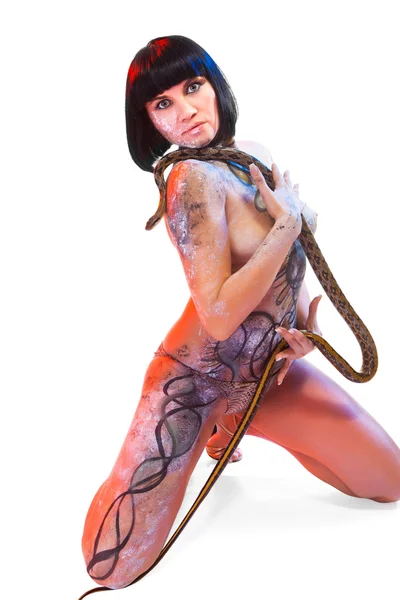 Atractiva mujer morena con serpiente — Foto de Stock