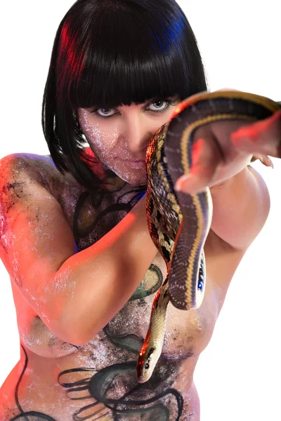 Atrakcyjny brunetka dama z węża — Zdjęcie stockowe
