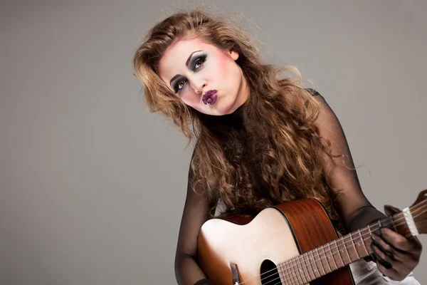 Rocker lány akusztikus gitár — Stock Fotó