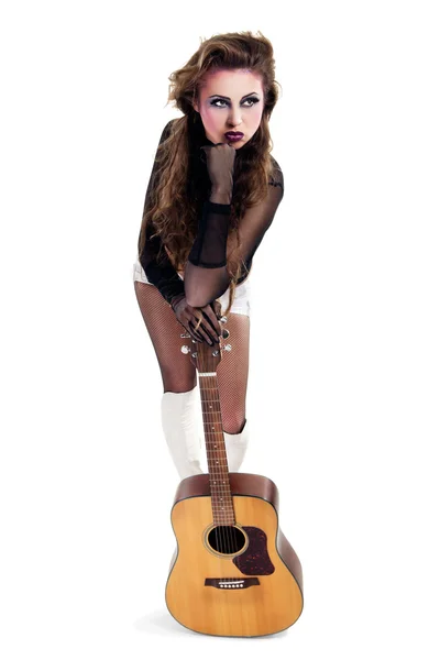 Rocker menina com guitarra acústica — Fotografia de Stock