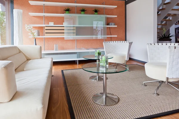 Moderna hus, vardagsrum med moderna möbler — Stockfoto