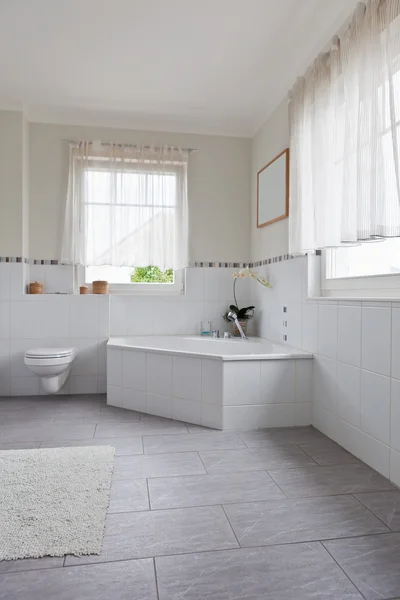 Красивый интерьер современной ванной комнаты — стоковое фото