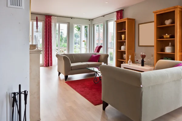 Modernes Haus, Wohnzimmer mit modernen Möbeln — Stockfoto