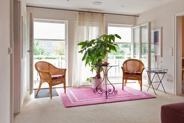Modern ház, modern bútorokkal berendezett nappali — Stock Fotó