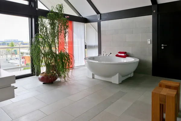Красивый интерьер современной ванной комнаты — стоковое фото