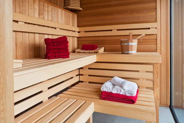 Interior de una sauna de madera — Foto de Stock