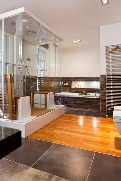 Красивий інтер'єр сучасної ванної кімнати — стокове фото
