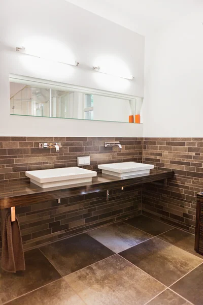 Belo interior de um banheiro moderno — Fotografia de Stock