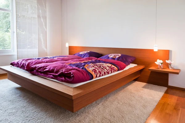 近代的な寝室の美しいインテリアは — ストック写真