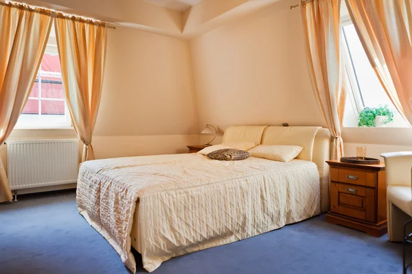 近代的な寝室の美しいインテリアは — ストック写真