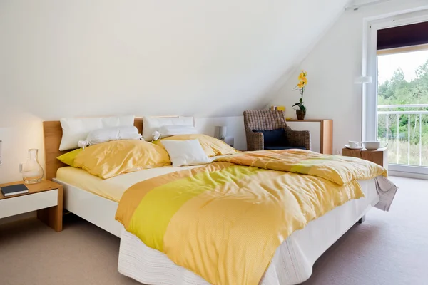 Красивий інтер'єр сучасної спальні — стокове фото